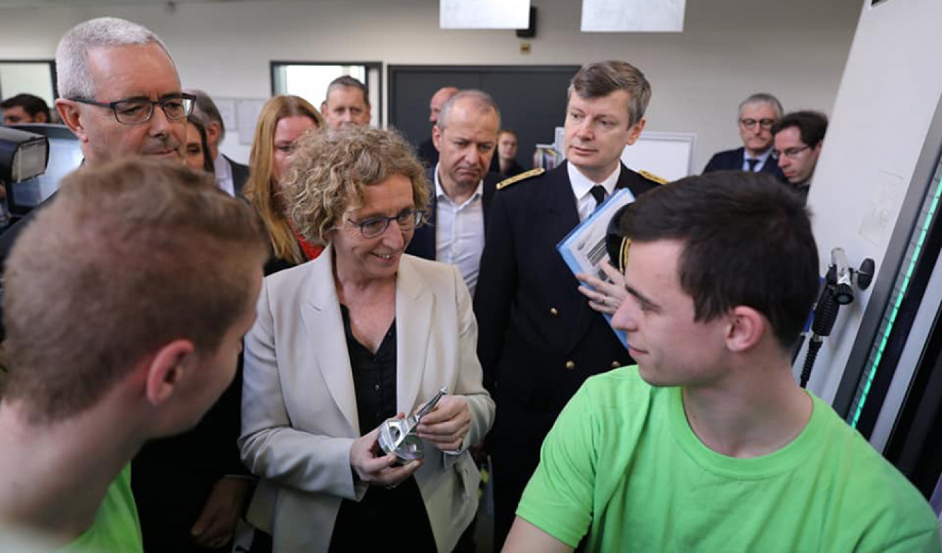 crédit : Préfecture de Meurthe-et-Moselle
Muriel Pénicaud, la ministre du Travail, a lancé officiellement les premières «Prépa apprentissage industriel» le 22 mars sur le campus du Pôle Formation de l’UIMM Lorraine à Maxéville.