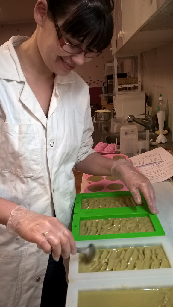 Sabrina Béchard prépare des savons au sein de son laboratoire.