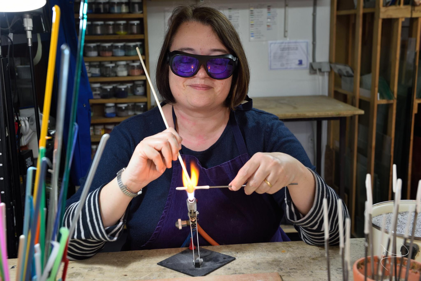 Catherine Laurent confectionne ses perles au chalumeau dans son atelier.