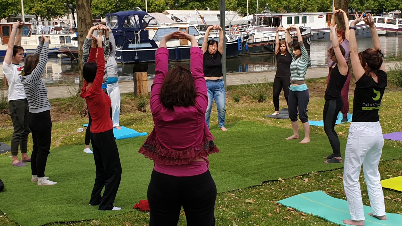 Séance de Yoga au bord de l'eau, à Nancy.
