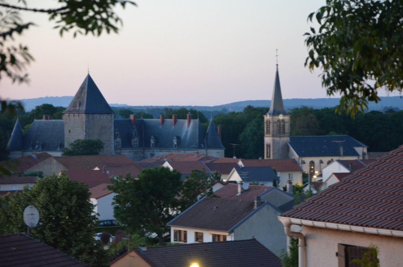 Le château de Fléville est entouré de jolies demeures au style lorrain.
