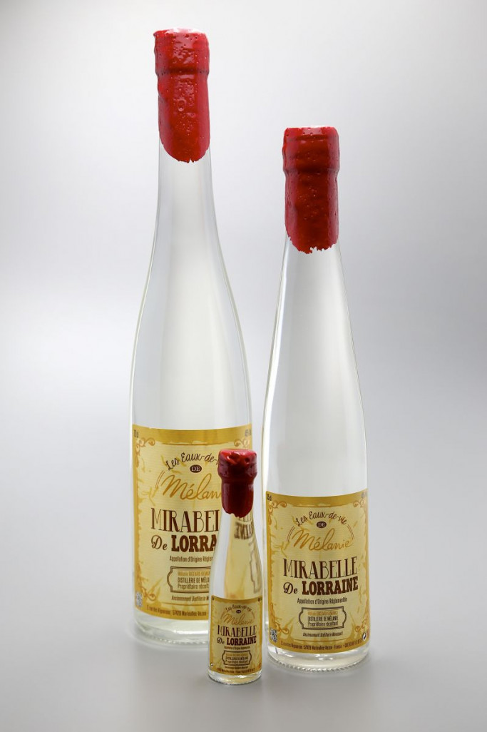 Eau de vie de mirabelle de Lorraine, produit phare de la distillerie de Mélanie.