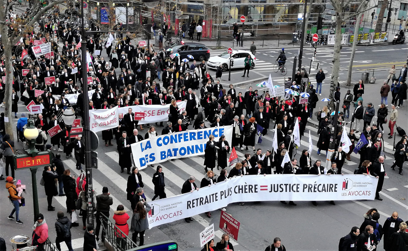 Plusieurs milliers d’avocats de tous les barreaux de France sont venus battre le pavé à Paris lors de la manifestation nationale organisée par le Collectif SOS Retraites, le 3 février dernier. Crédit photo : Miren Lartigue