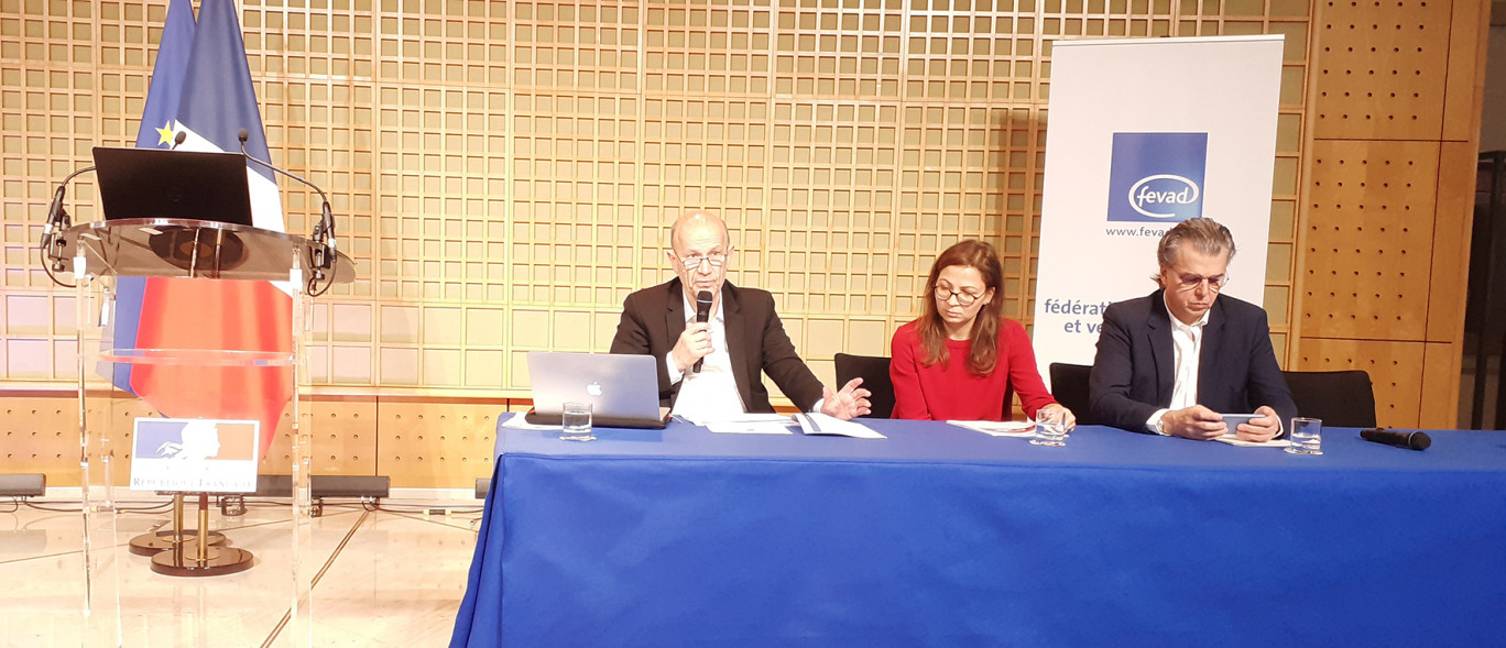 De droite à gauche Francois Momboisse, président de la Fevad, Jamila Yahia-Messaoud de Médiamétrie, Marc Schillaci, PDG d’Oxatis. crédit photo : Anne Daubrée.