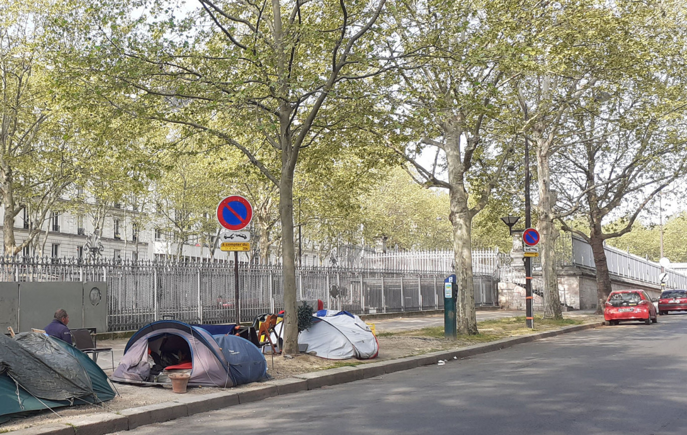 Paris. Avril 2020. De nombreuses personnes vivent encore dans la rue. Jamais le lien entre santé publique et précarité n’a été aussi fort. Crédit photo : Anne Daubrée.