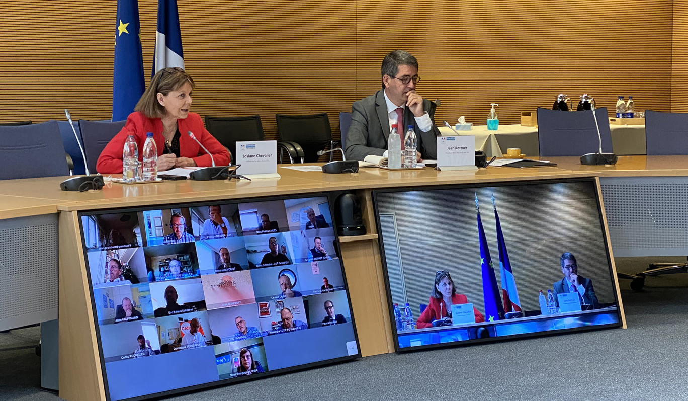 La Conférence sociale territoriale dans le Grand Est a été lancée, le 16 juin à Strasbourg, par Josiane Chevalier, préfète de la région Grand Est et Jean Rottner, président du Conseil régional, avec l’ensemble des partenaires sociaux. Crédit photo : Région Grand Est 