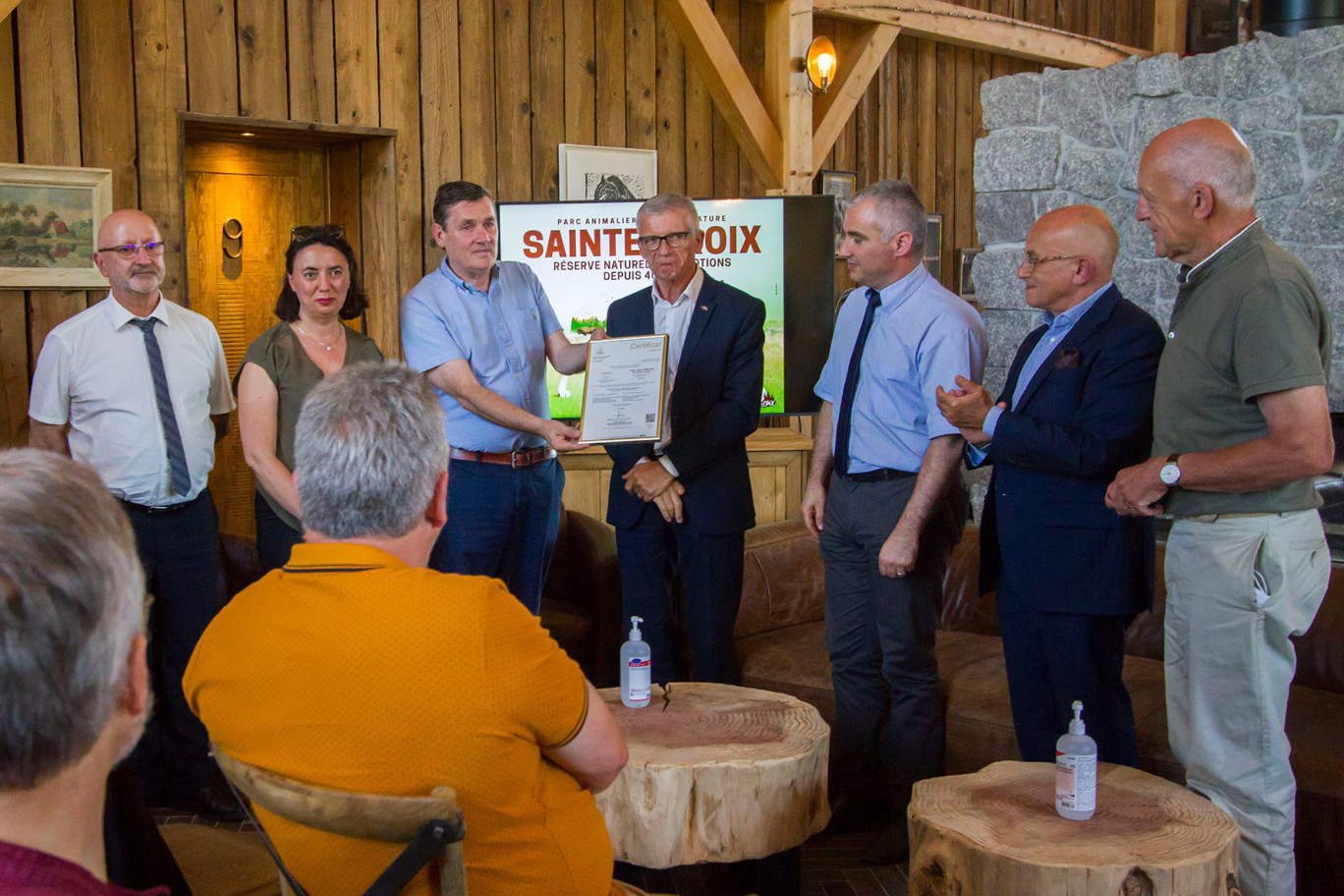 La cérémonie de remise de l’écolabel s’est déroulée au cœur du Nouveau Monde, dans l’hôtel nature d’exception la Grange aux Coyotes, en présence entre autres des élus locaux et des représentants de l’AFNOR. Crédit photos : Morgane Bricard – Parc Animalier de Sainte-Croix.