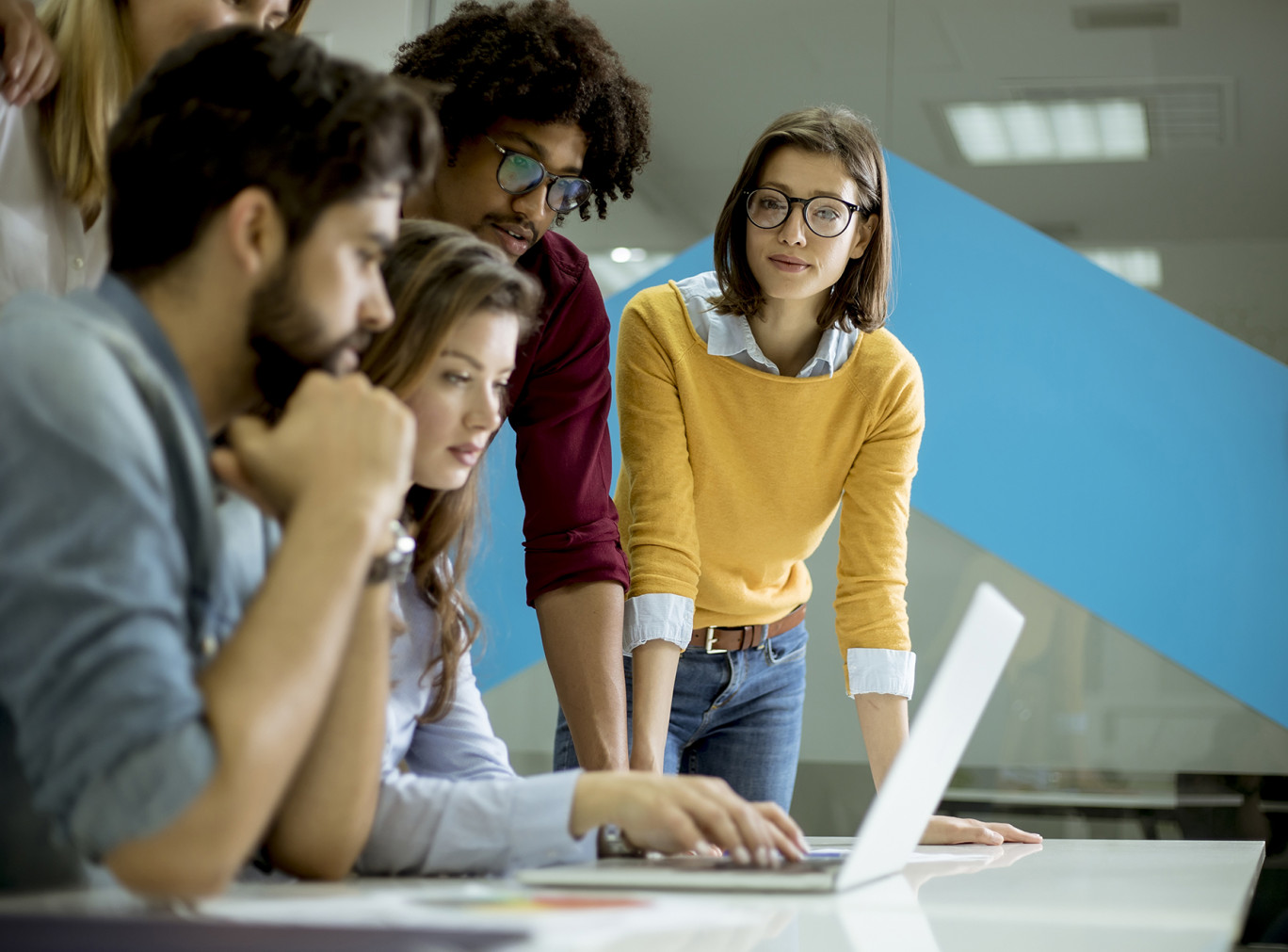 Le gouvernement engage 6,5 milliards d'euros pour aider les jeunes