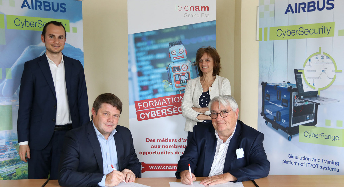 Jean-Claude Bouly, président du Cnam en Grand Est (à droite) vient de signer un partenariat avec Éric Chambareau, directeur Engineering et Cyber Entrainement d’Airbus CyberSecurity pour le développement de la plateforme de simulation CyberRange dans les formations du Cnam. 