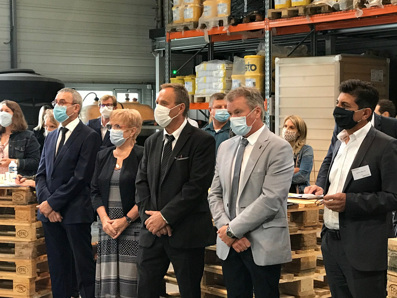C’est au cœur de l’entreprise mosellane PFF Façades de Norroy-le-Veneur que Jean-Louis Mouton (au centre), président de la CRMA Grand Est a présenté les dispositifs d’accompagnement des artisans en cette rentrée incertaine. Crédit photo : CRMA Grand Est.