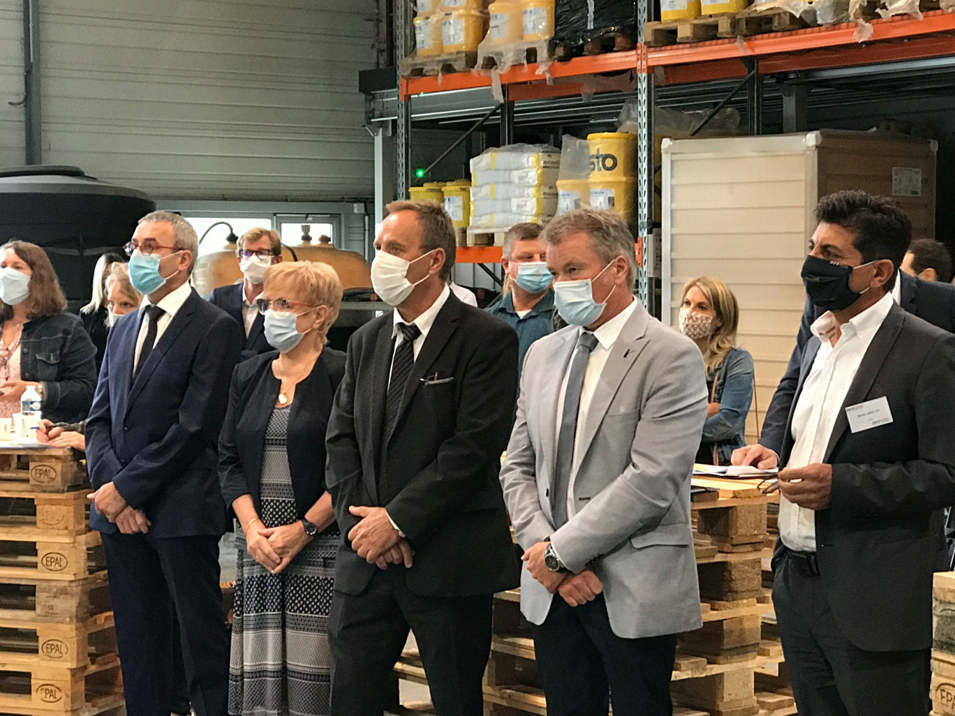 C’est au cœur de l’entreprise mosellane PFF Façades de Norroy-le-Veneur que Jean-Louis Mouton (au centre), président de la CRMA Grand Est a présenté les dispositifs d’accompagnement des artisans en cette rentrée incertaine. Crédit photo : CRMA Grand Est. 