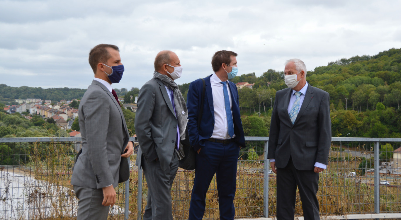 Laurent Touvet (deuxième en partant de la gauche), le nouveau préfet de Moselle enchaîne les visites de terrain histoire de prendre la température du territoire et être au plus proche des préoccupations de ses acteurs. Crédit photo : Préfecture de Moselle.